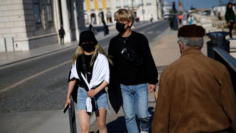 Muchos portugueses utilizan la mascarilla para protegerse en la calle