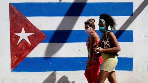 Dos mujeres por una calle de La Habana (Cuba)