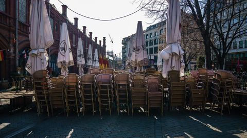 Sillas apiladas en los restaurantes cerrados de Berlín.