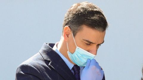 Pedro Sánchez, con mascarilla y guantes en su visita a una empresa en Madrid