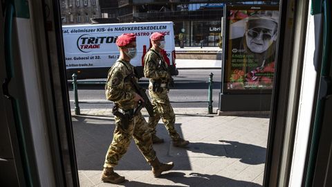 Policia militar patrulla las calles de Budapest