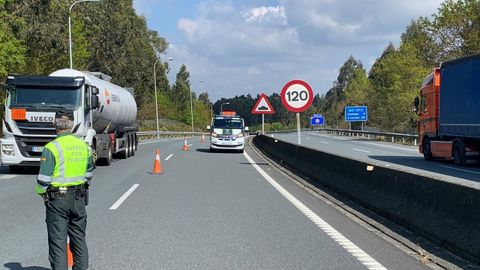 CIERRE DE UN CARRIL Imagen de uno de los controles especiales contra el coronavirus (este viernes en la AP-9) en los que la Guardia Civil corta uno de los carriles de la autopista