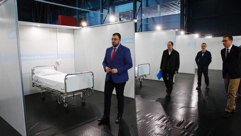 El presidente del Principado, Adrin Barbn, durante su visita la unidad de hospitalizacin instalada en el pabelln central del recinto ferial Luis Adaro, en Gijn