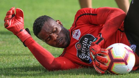 FRANCIS UZOHO. 2021. En verano se fue cedido al Omonia. Firmó hasta el 2021 con el Dépor