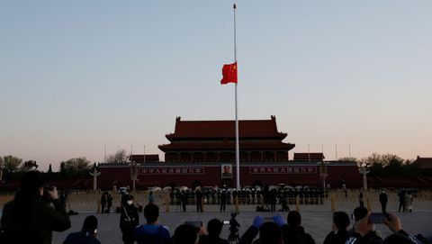 La bandera china ondea a media asta en Tiananmen
