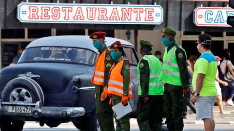 Militares cubanos controlando una cntrica calle de La Habana