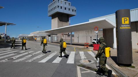 Efectivos del Ejrcito de Tierra realizan labores de desinfeccin en el Aeropuerto de Asturias
