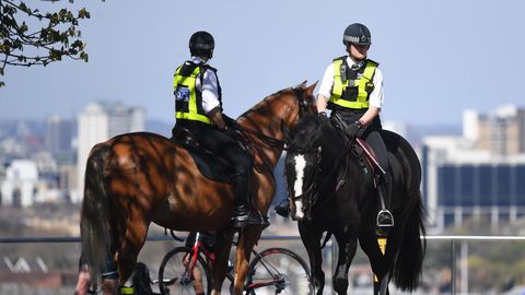 Dos policas britnicos a caballo controlan que la poblacin no eluda las medidas de confinamiento en Londres
