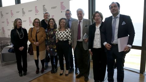 Vargas Llosa, con algunos de los asistentes al simposio sobre el escritor en A Coruña