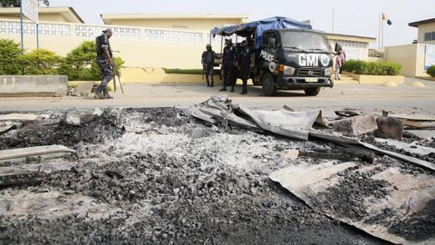 Parte del mobiliario fue quemado y utilizado para hacer barricadas