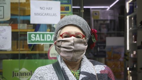 Con mascarilla improvisada saliendo de una farmacia de Santiago