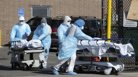 Profesionales sanitarios de un hospital neoyorquino de Brooklyn transportan cadáveres de fallecidos por COVID-19