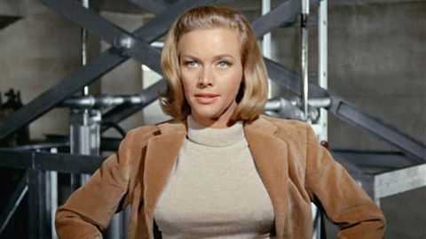 Honor Blackman como Pussy Galore en Goldfinger