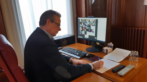 El presidente de la Junta General, Marcelino Marcos, en una reunión telemática de la junta de portavoces