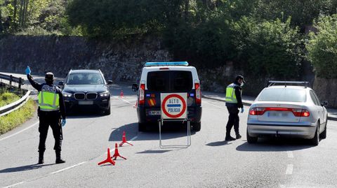Agentes de la Polica Nacional realiza un control de trfico, este martes en una de las entradas a Oviedo