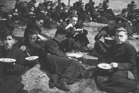Una imagen antigua de los jvenes seminaristas de Oviedo