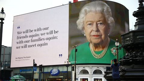 Imagen de la reina Isabel II y parte de su discurso del pasado domingo, en una pantalla en Piccadilly Circus, en Londres 