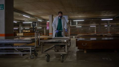 Un trabajador en un tanatoriode Collserola, en Cataluña