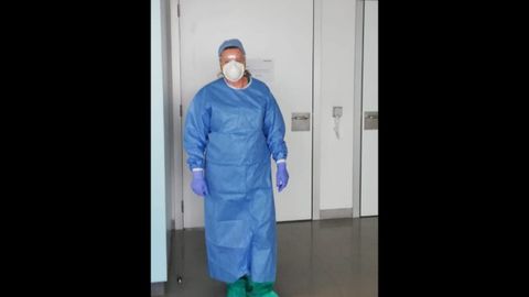 Cristina Alonso, ataviada con el EPI, en una de las plantas con pacientes de coronavirus del HUCA