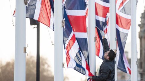Retirada de la bandera británica de Bruselas al materializarse el brexit el 31 de enero