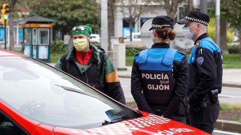 La Polica Local de Gijn controla las calles