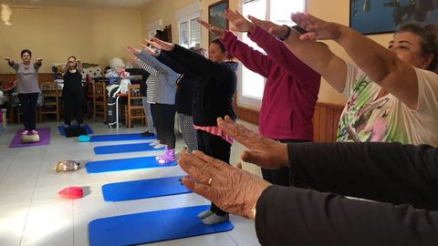 Clase de gimnasia grabada. Durante el confinamiento, las alumnas reciben la grabación y repiten los ejercicios en casa