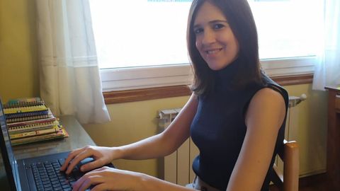 Como la plataforma Abalar Móbil no deja adjuntar documentos, Beatriz González, profesora de primaria en el CEIP Anxo da Garda de A Coruña, ayuda a los padres por correo
