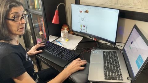 Marisa Castiñeira digitaliza sus clases que sube a la plataforma de Aulas Virtuais de su instituto. Aquí puede entregar y recibir trabajos. «Hai moitos profesores que innovan con canais en YouTube, como Xeoclip, ou Aulas Galegas, un portal educativo onde varios compañeiros compartimos recursos», indica
