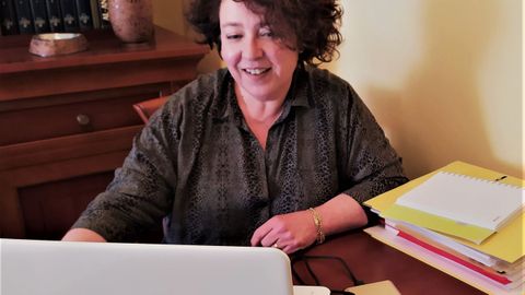 Vivi Cerviño es la responsable de la Academia Puzzle, en A Coruña, que ofrece orientación gratuita a padres y niños en un intento de servir de ayuda en estos días de confinamiento. Los progenitores o los estudiantes, dan clases desde primaria a bachillerato, pueden hacer sus consultar a través de sus redes sociales o correo electrónico