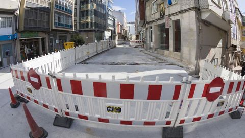 Calle de Malpica con obras paradas estos días, que podrán reanudarse