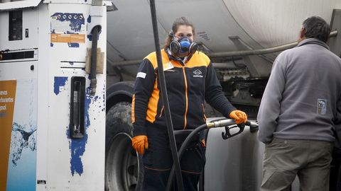 Trabajadora con mascarilla en una gasolinera próxima al polígono del Tambre