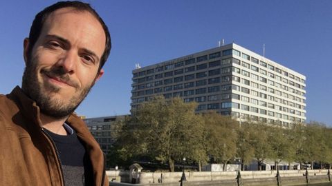 MIguel Ángel Fernández, con el hospital al fondo
