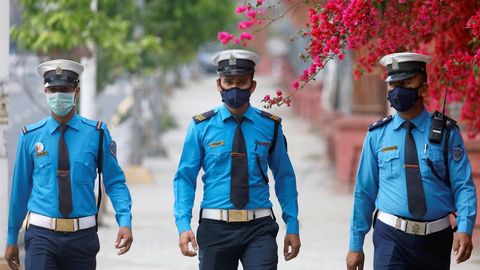 Policías con mascarilla patrullan las calles de Kathmandu, Nepal