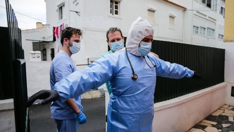 Un equipo de paramédicos que entrega kits de pruebas de detección a los residentes en Cascais (Portugal) para descubrir si una persona ha estado expuesta al nuevo coronavirus