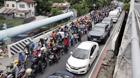 Atasco y aglomeración en el paso fronterizo entre dos provincias de Filipinas