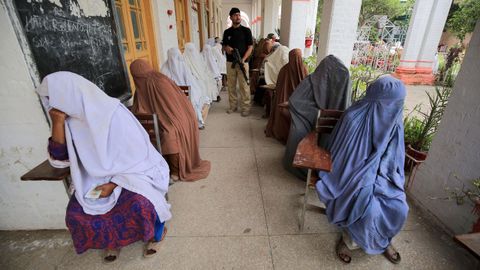 Un grupo de mujeres guarda turno para recibir un subsidio, como ayuda para el confinamiento, en Peshawar, Pakistán