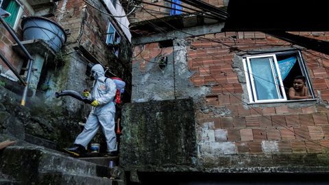 Residentes de la favela Dona Marta, en Río de Janeiro (Brasil), trabajan en su limpieza