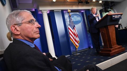 El doctor Anthony Fauci escucha a Trump, durante la rueda prensa diaria