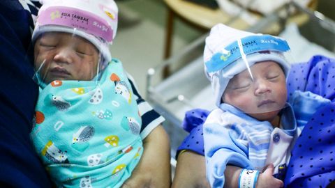 Dos recién nacidos protegidos con máscaras en un hospital de Jakarta, Indonesia