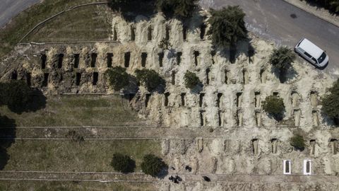 Fosas para las victimas de la pandemia en las afueras de Estambul, Turquía