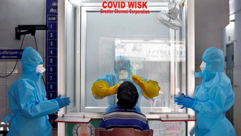 Realización de un test en un hospital en la India