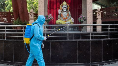 Un operario limpia un crematorio en Nueva Delhi, India, para evitar la propagación del coronavirus