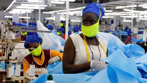 Trabajadoras de una empresa textil confeccionan ahora mascarillas y equipos de proteccion en Nairobi, Kenia