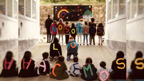 En el centro coruñés San José de Calasanz, 38 chavales afrontan el confinamiento con las dificultades propias de una convivencia intensa. Fijar rutinas y trabajar en pequeños grupos es esencial. Por suerte, cuentan con espacios abiertos y para practicar deporte. También han organizado proyecciones de películas y acciones solidarias como este mural