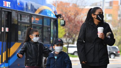 El distrito de Queens, en Nueva York, se ha convertido en el epicentro del epicentro del brote de coronavirus. Sus habitantes mantienen la distancia social y usan máscaras protectoras