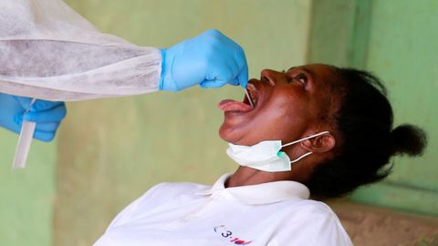 Un profesional sanitario toma una muestra de coronavirus durante una prueba comunitaria, mientras las autoridades compiten para contener la propagación de la enfermedad en Abuja, Nigeria
