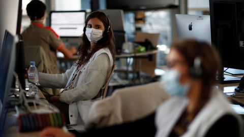 El personal médico, con mascarillas protectoras, trabaja en un centro de llamadas de emergencia para pacientes infectados por coronavirus (COVID-19) en Evry, cerca de París, mientras la propagación de la enfermedad continúa en Francia