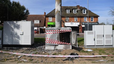 Base de una antena de tecnología 5G quemada cerca de Londres