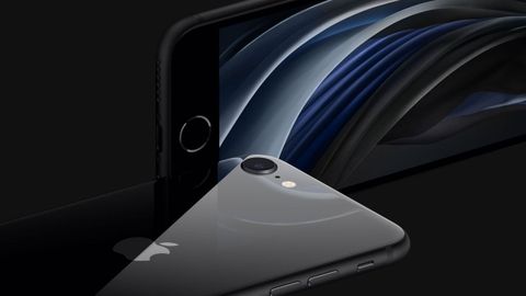 El diseo del iPhone SE es similar al del resto de terminales de Apple e incorpora el procesador A13, que actualmente montan los modelos 11 que estn en el mercado