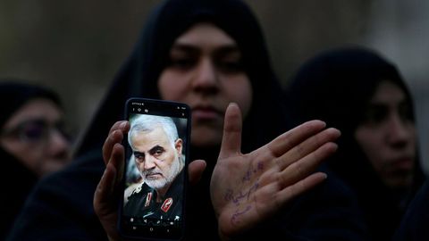 Una mujer iraní muestra la foto del general Qassem Suleimani